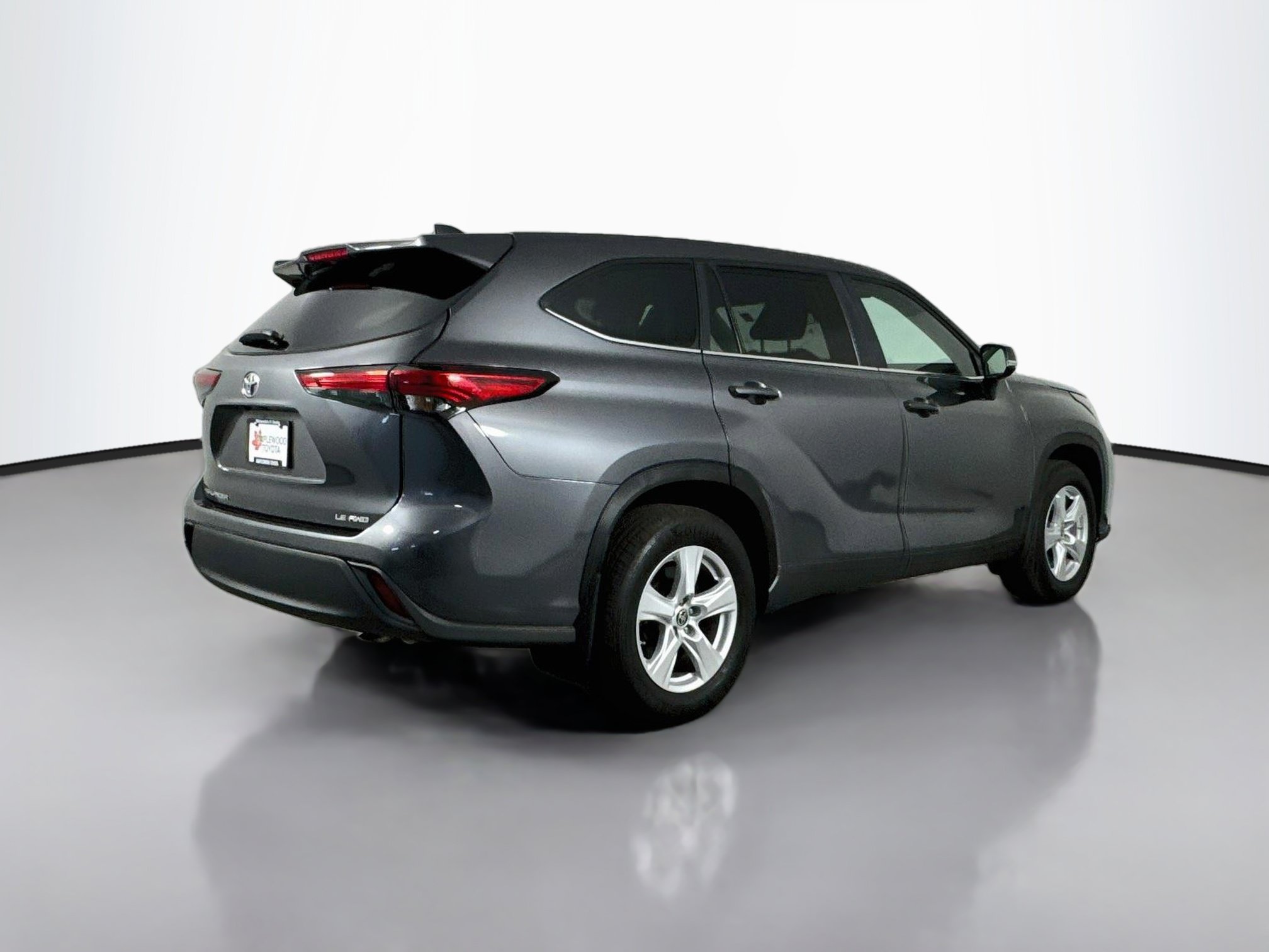 Used 2023 Toyota Highlander LE AWD/4WD image 7