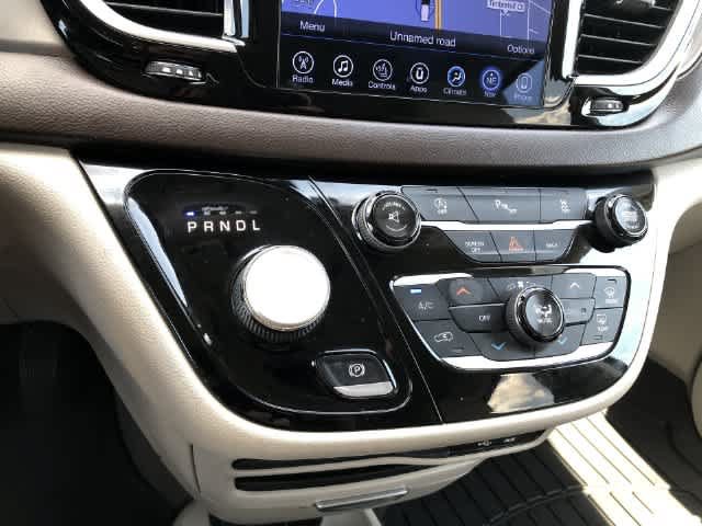 Used 2017 Chrysler Pacifica Touring-L FWD image 26