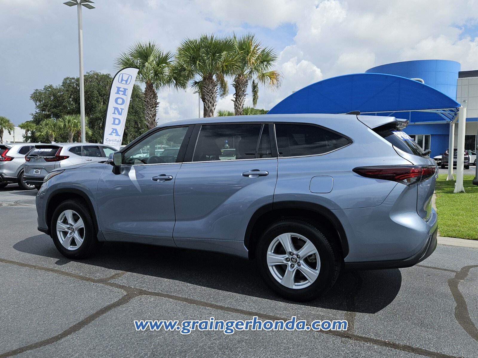Used 2024 Toyota Highlander LE FWD image 3