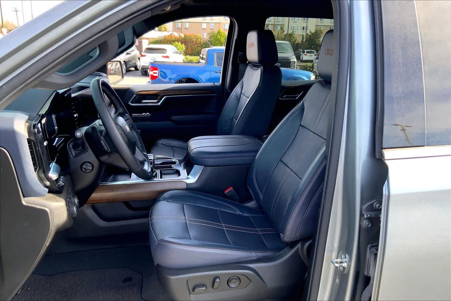 Used 2023 Chevrolet Silverado 1500 High Country w/ Technology Package AWD/4WD image 8