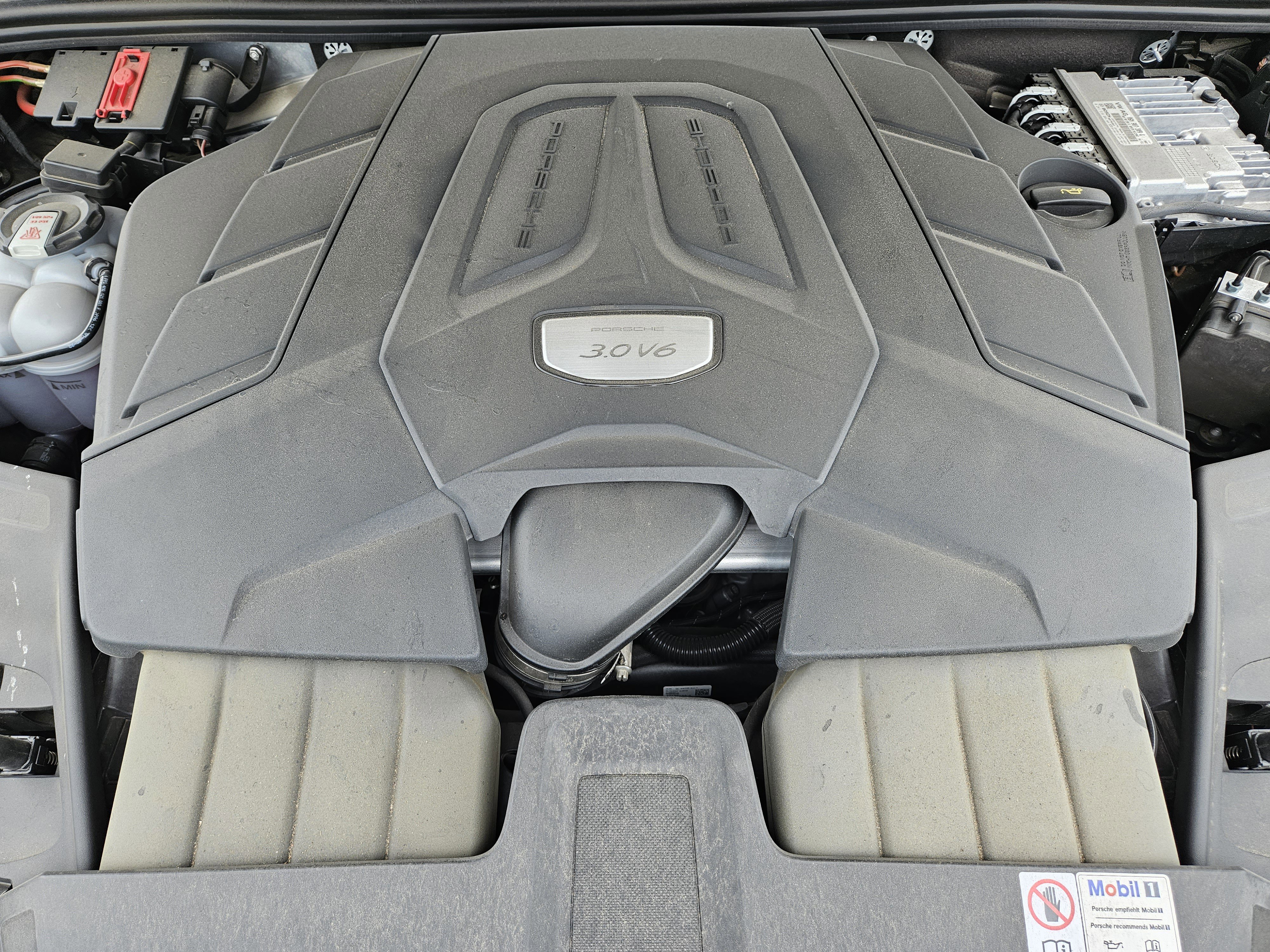 Certified 2023 Porsche Cayenne Platinum Edition AWD/4WD image 30