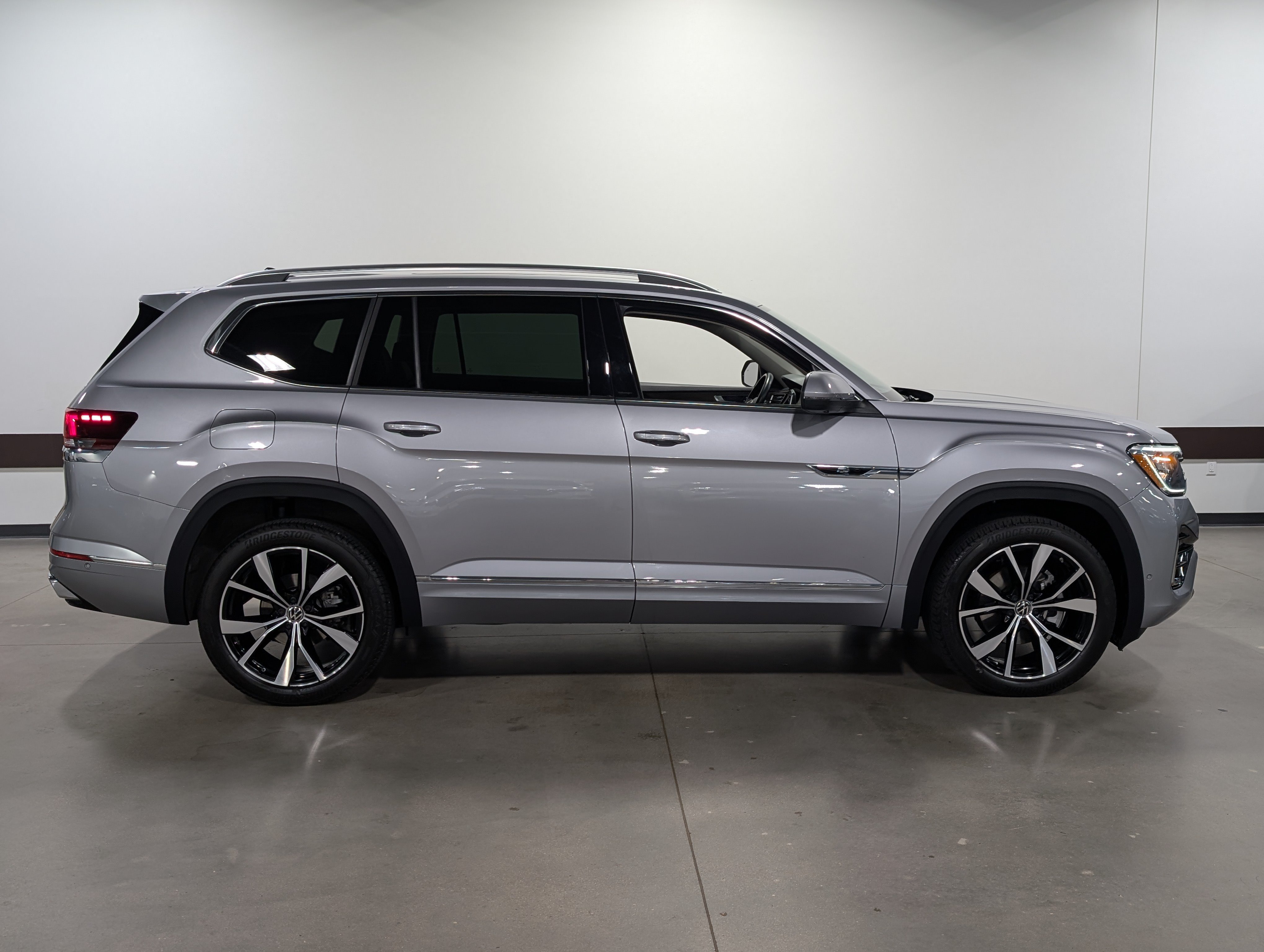 Used 2024 Volkswagen Atlas SEL Premium R-Line AWD/4WD image 2