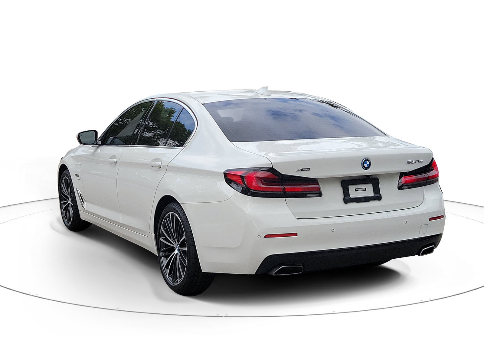 Certified 2023 BMW 530e xDrive w/ Premium Package AWD/4WD image 3