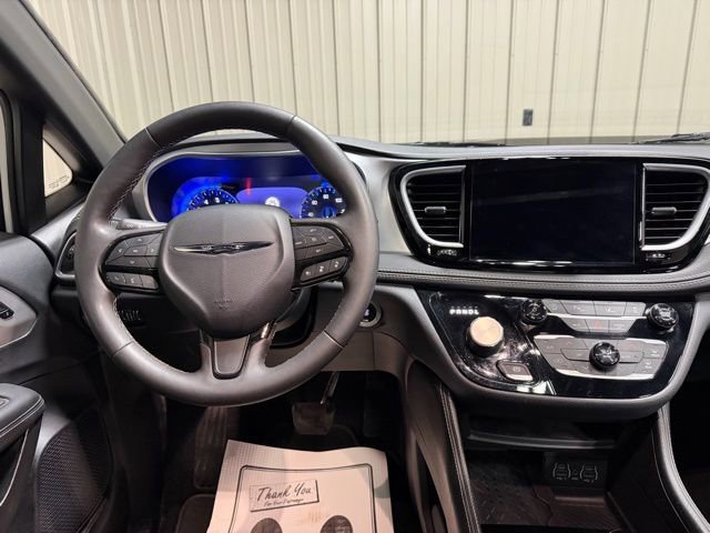 Used 2025 Chrysler Pacifica Limited image 36