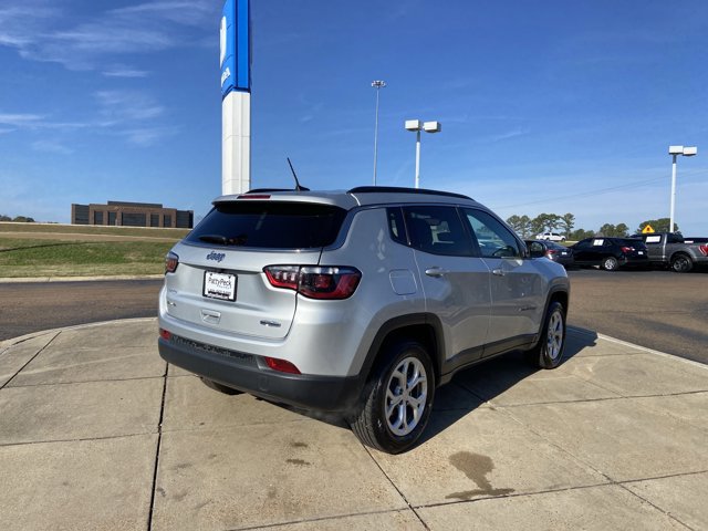 Used 2024 Jeep Compass Latitude image 10