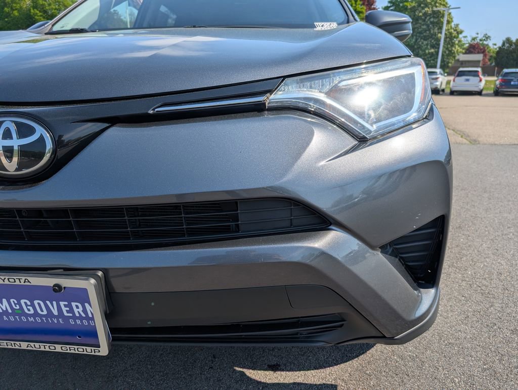 Used 2018 Toyota RAV4 LE AWD/4WD image 10