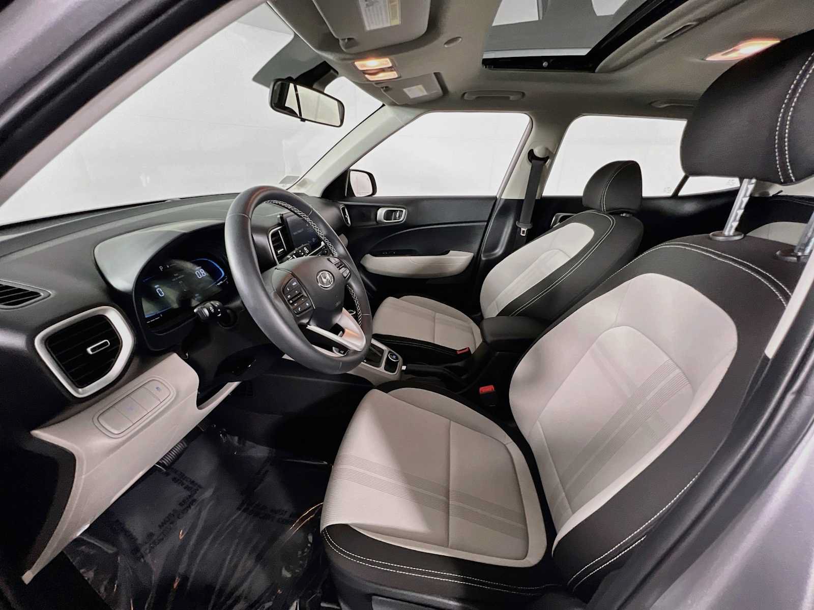 Certified 2025 Hyundai Venue FWD image 21