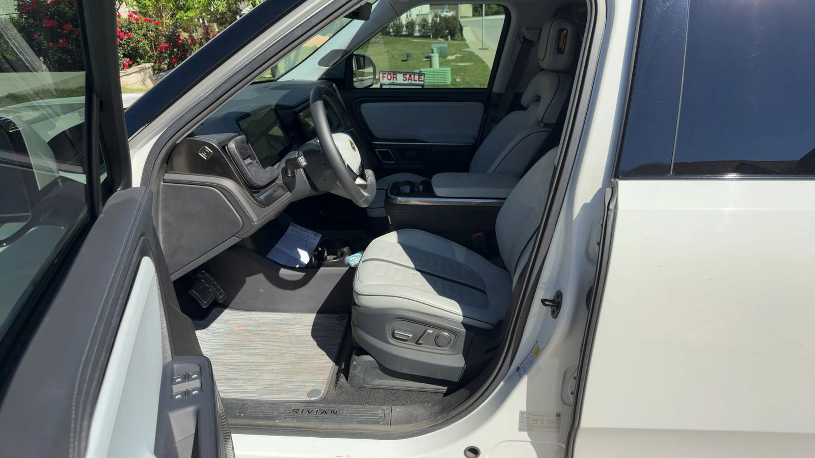 Used 2023 Rivian R1S Adventure image 2