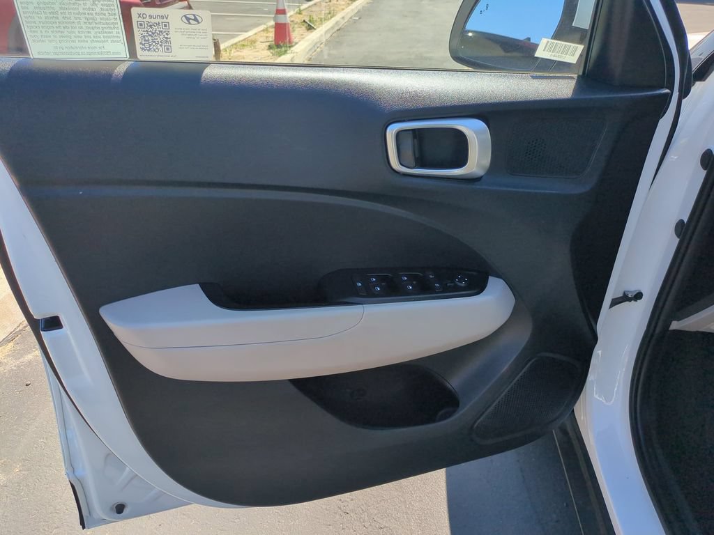 Used 2025 Hyundai Venue SEL FWD image 11