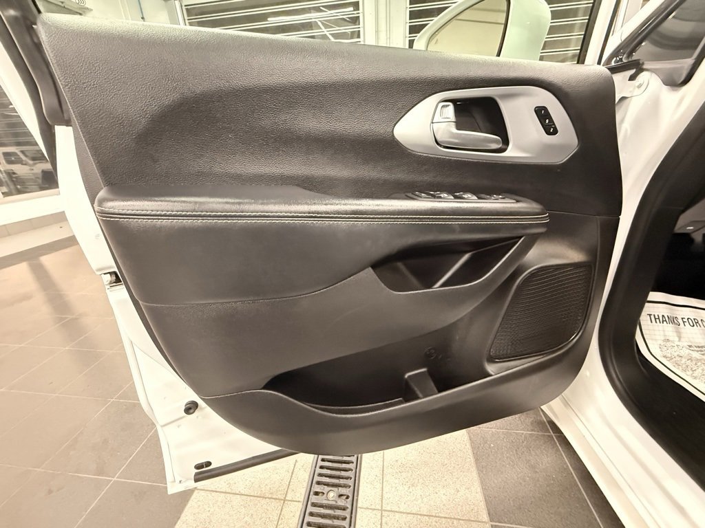 Used 2021 Chrysler Pacifica Touring-L w/ Uconnect Theater Family Group image 46