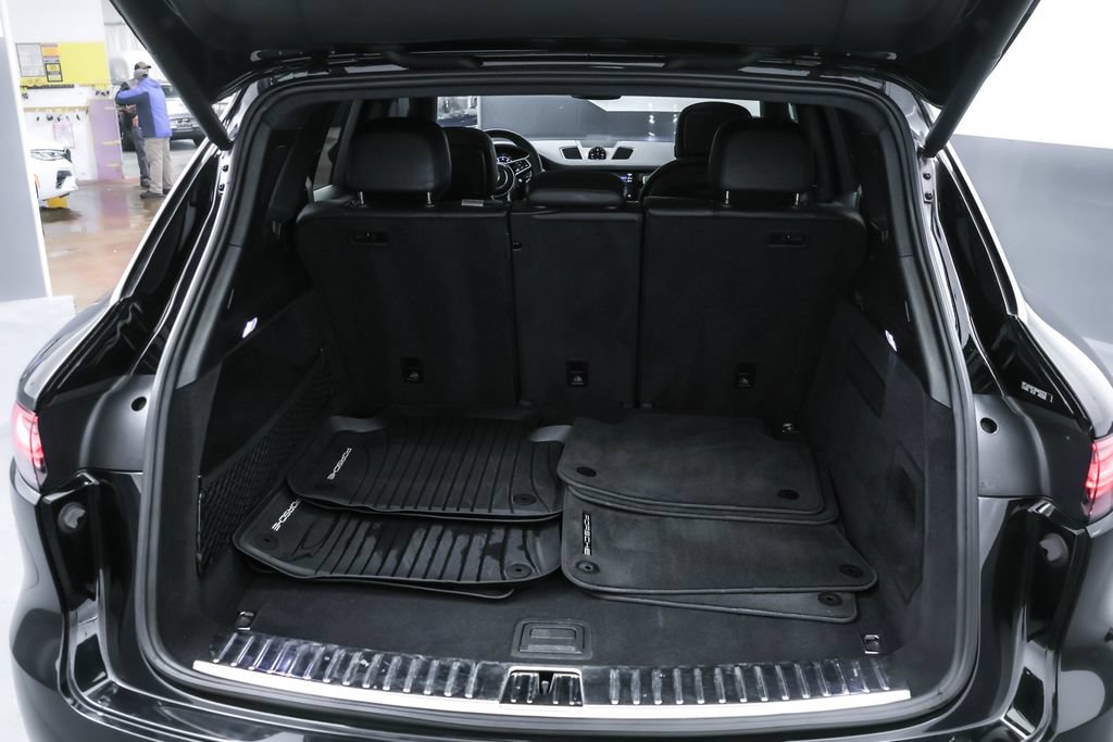 Used 2022 Porsche Cayenne Platinum Edition AWD/4WD image 28
