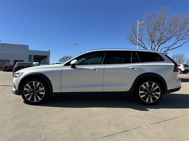 Used 2021 Volvo V60 T5 Cross Country w/ Climate Package image 2