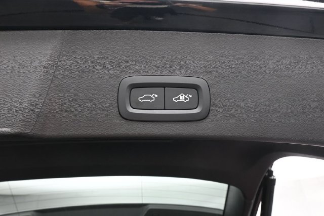 Used 2025 Volvo XC40 B5 Plus AWD/4WD image 30