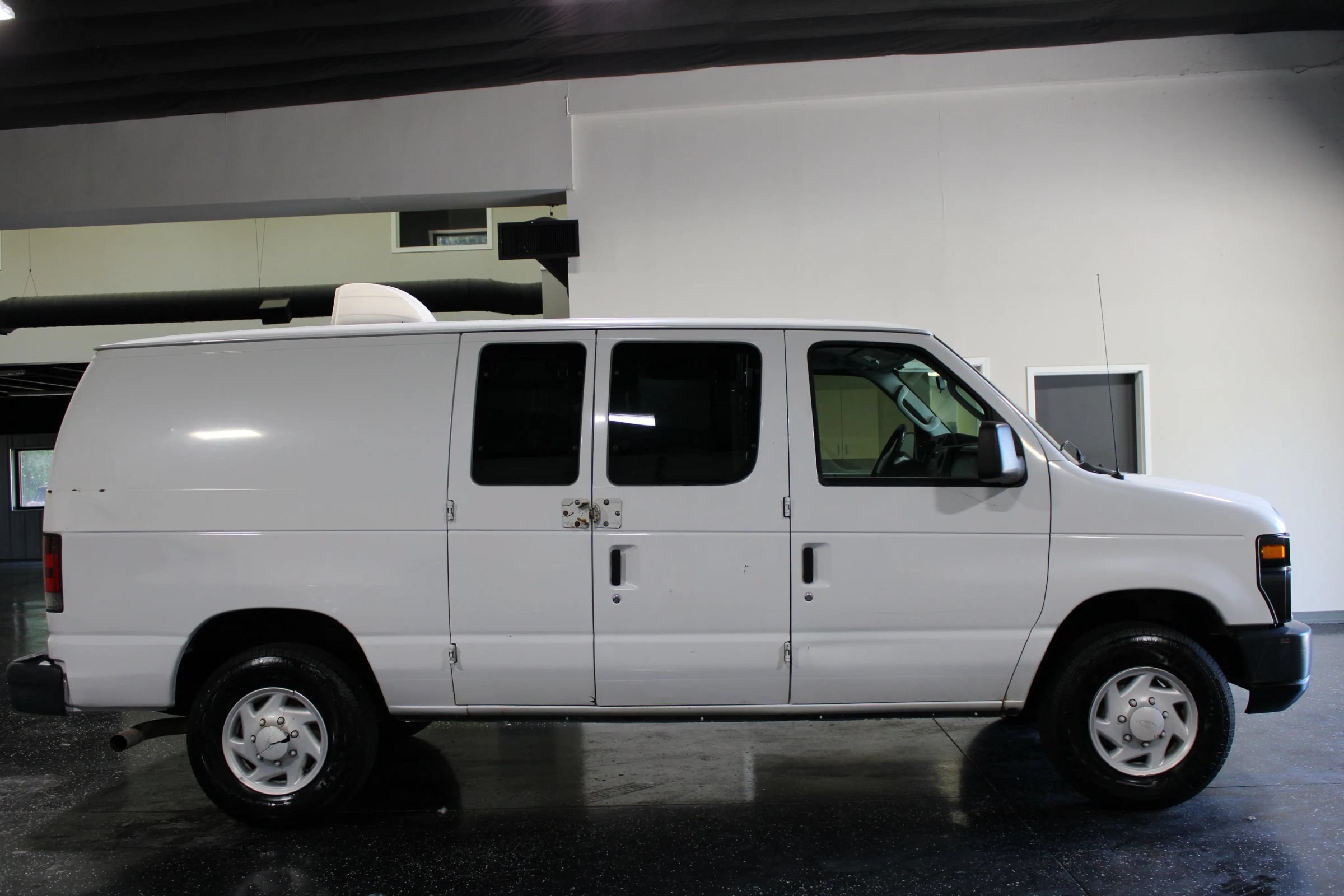 Used 2009 Ford E-350 and Econoline 350 Super Duty RWD image 2