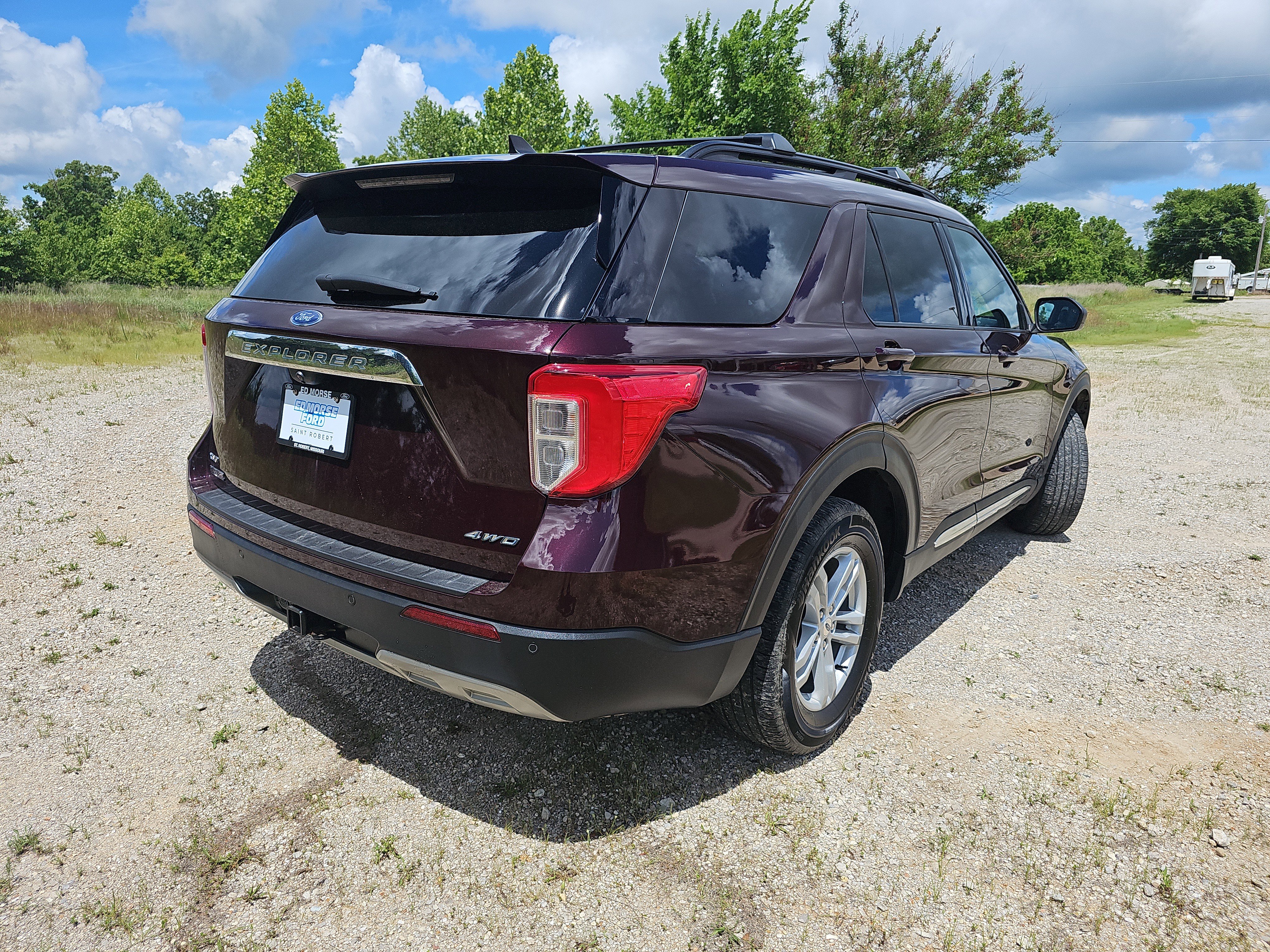 Used 2022 Ford Explorer XLT w/ Equipment Group 202A AWD/4WD image 4