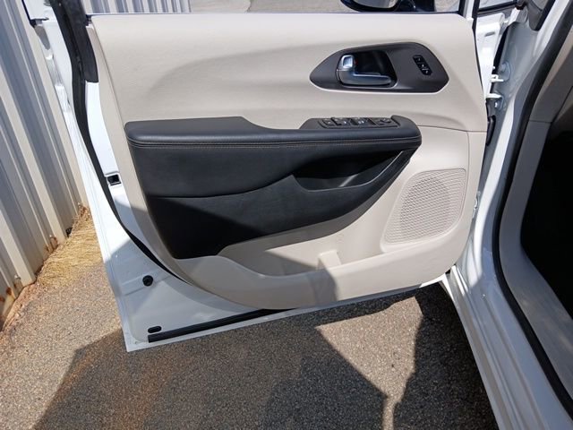 Used 2024 Chrysler Pacifica Touring-L image 43