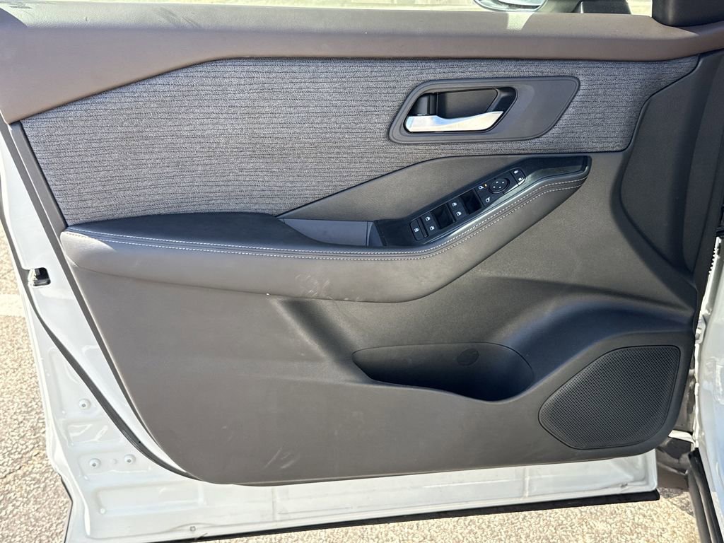 Used 2023 Nissan Rogue SV image 7