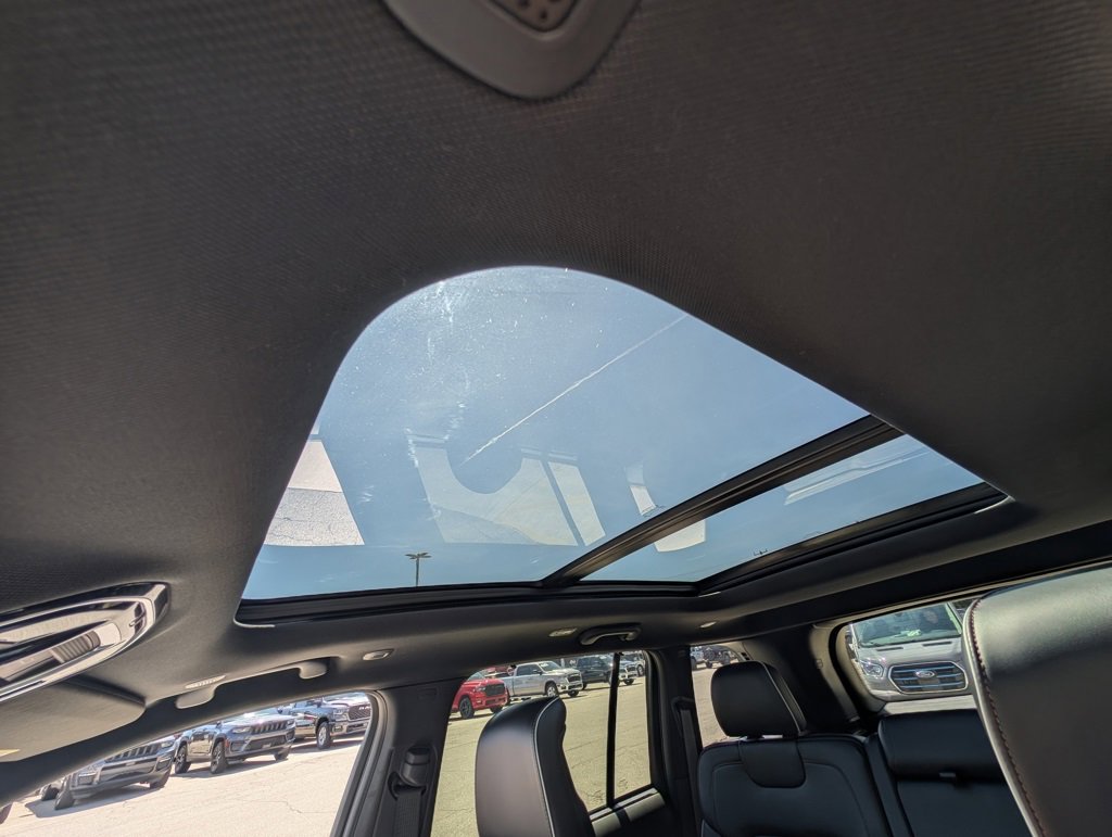 Used 2022 Jeep Grand Cherokee Summit w/ Luxury Tech Group V image 17