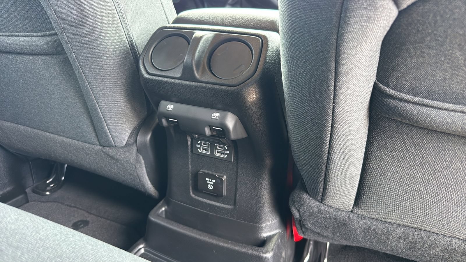 Used 2025 Jeep Wrangler Unlimited Sahara AWD/4WD image 27