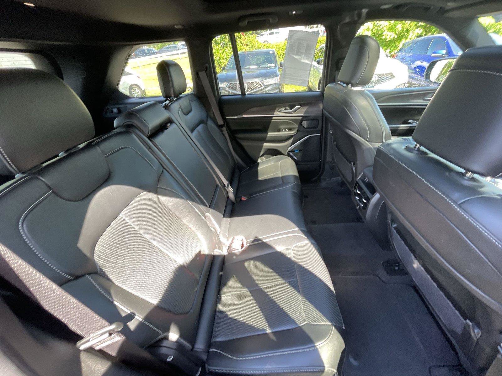 Used 2022 Jeep Grand Cherokee Overland AWD/4WD image 23
