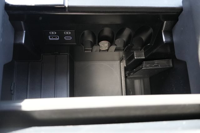 Used 2025 Toyota Tundra Limited AWD/4WD image 40
