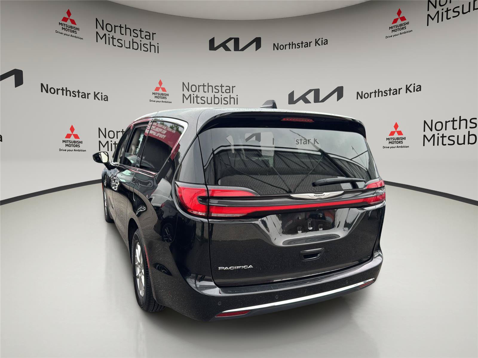 Used 2024 Chrysler Pacifica Touring-L FWD image 3