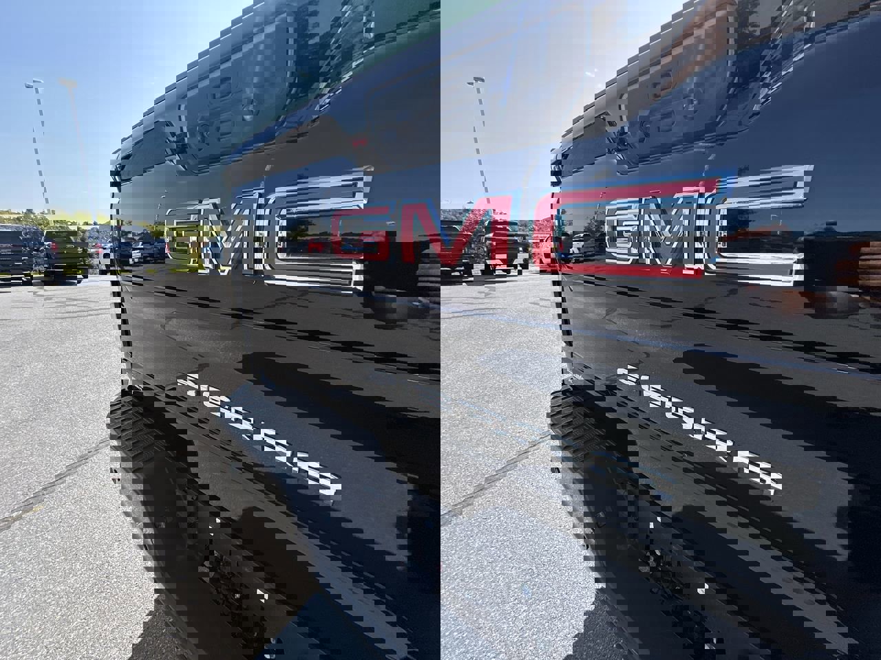 Used 2024 GMC Sierra 2500 AT4 w/ Technology Package image 12