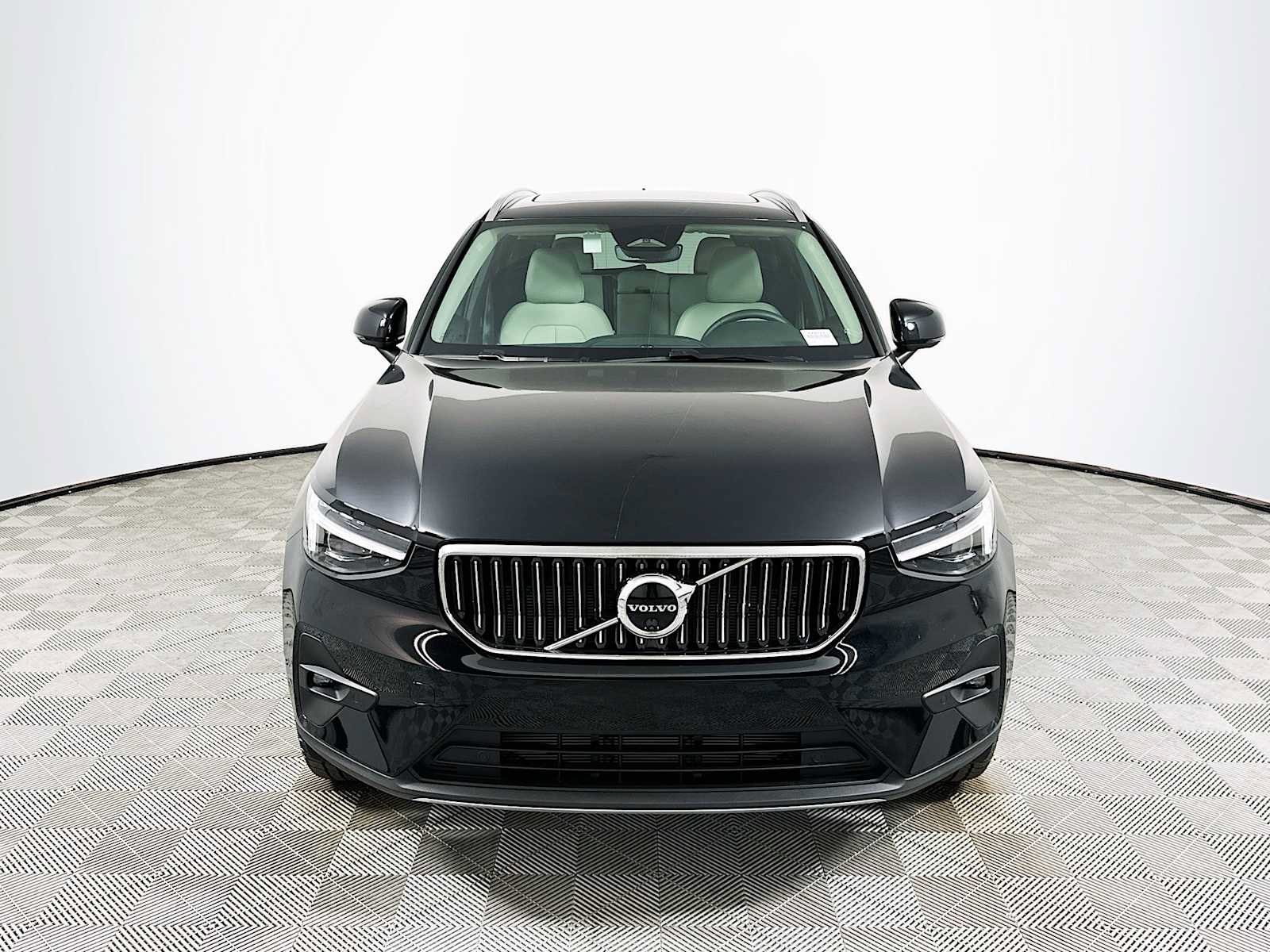 Certified 2025 Volvo XC40 B5 Plus w/ Protection Package Premier image 2