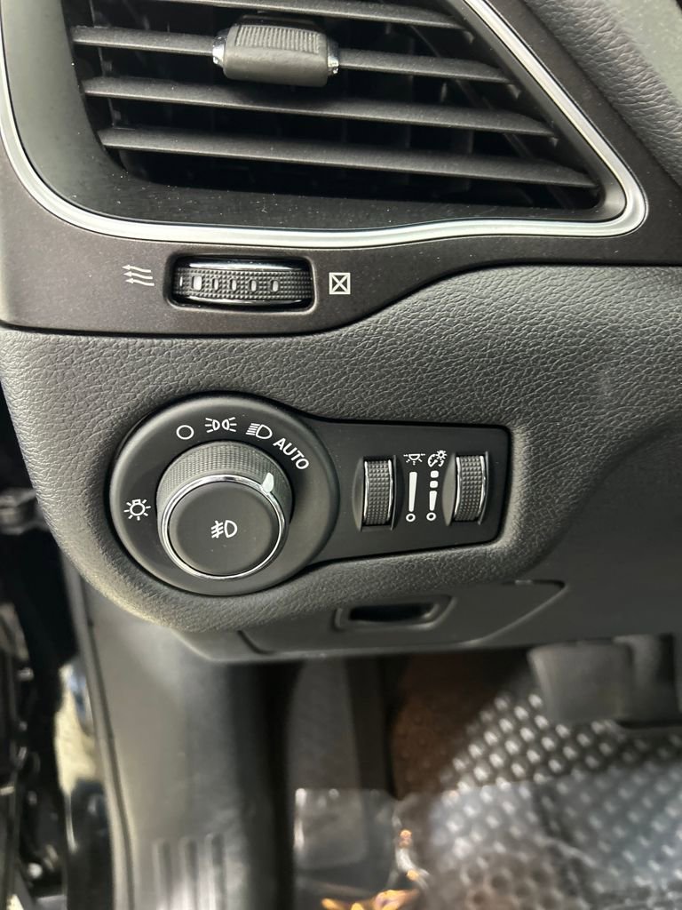 Used 2020 Jeep Cherokee Trailhawk image 22