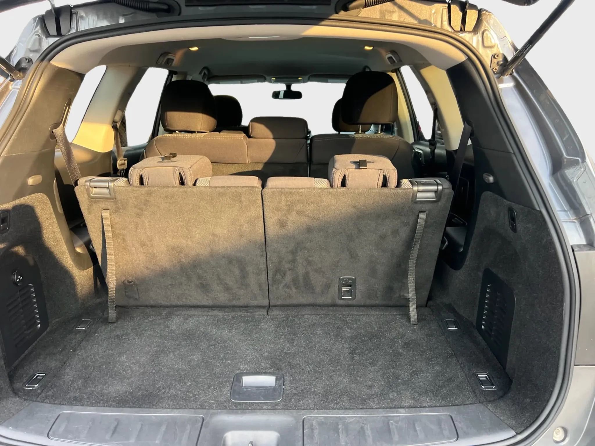 Used 2020 Nissan Pathfinder SV image 11