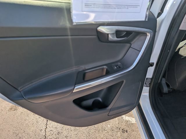 Used 2017 Volvo XC60 T6 Dynamic w/ Climate Package image 11