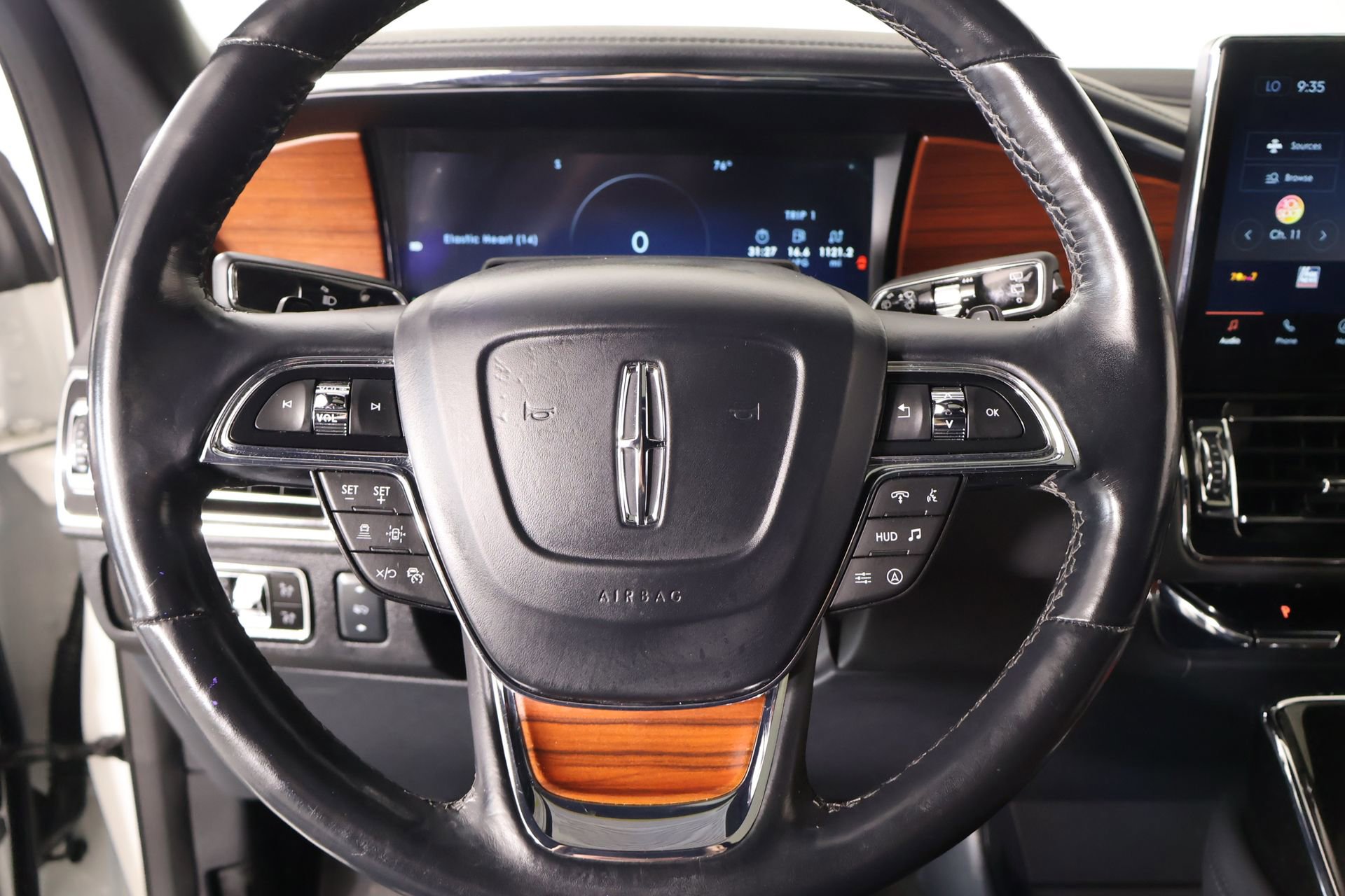 Used 2023 Lincoln Navigator Reserve image 3
