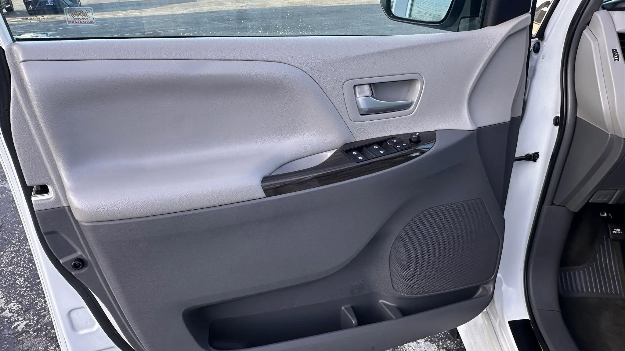 Used 2019 Toyota Sienna XLE w/ Protection Package image 10