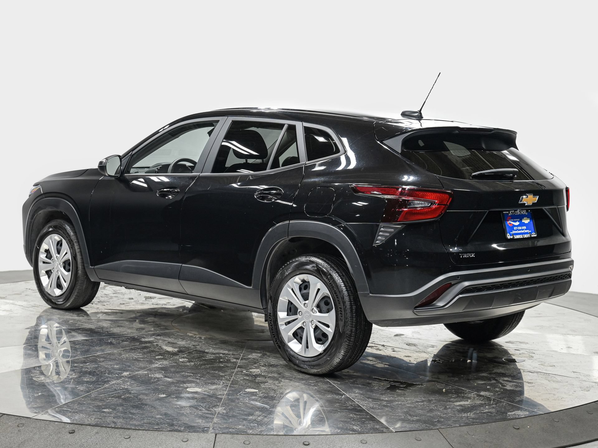 Used 2025 Chevrolet Trax LS FWD image 3