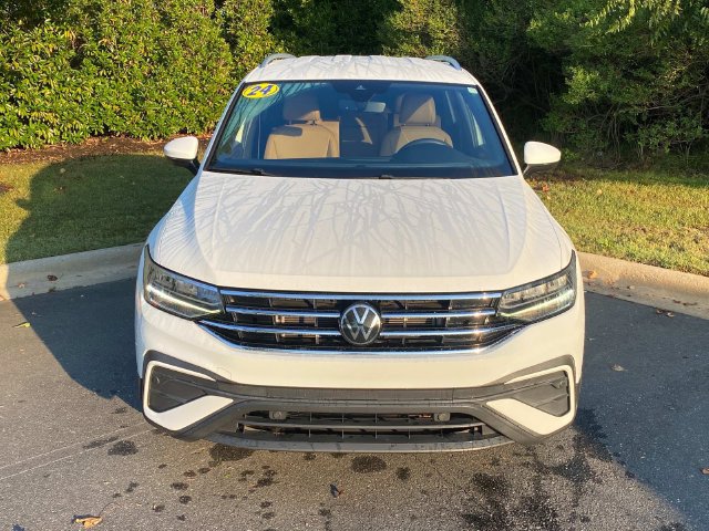 Used 2024 Volkswagen Tiguan SE FWD image 2