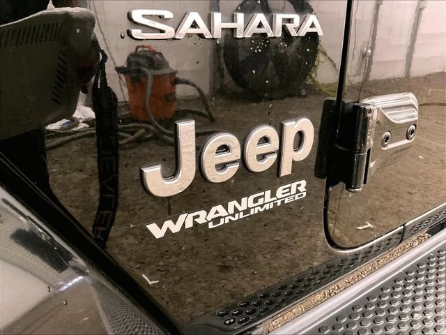 Used 2018 Jeep Wrangler Unlimited Sahara AWD/4WD image 13