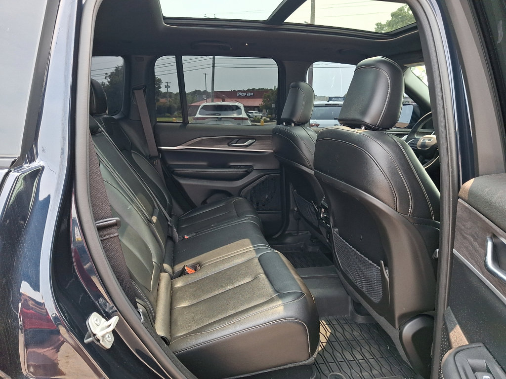 Used 2024 Jeep Grand Cherokee Limited w/ Black Appearance Package AWD/4WD image 15