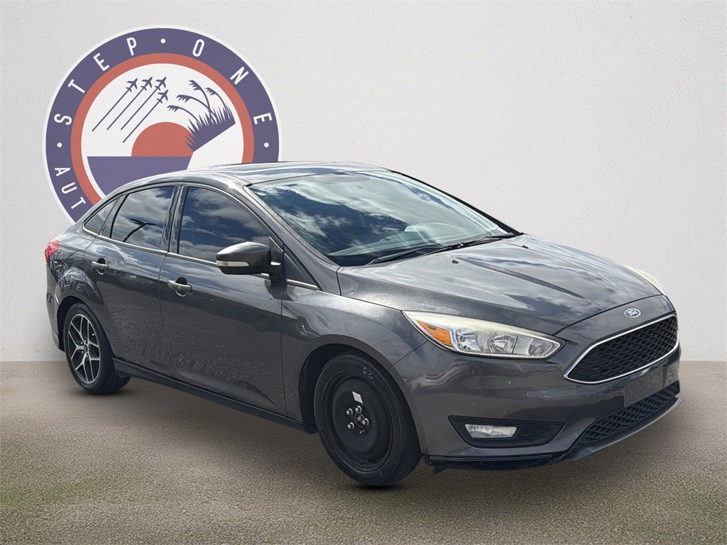 Used 2016 Ford Focus SE w/ SE Sport Package image 2