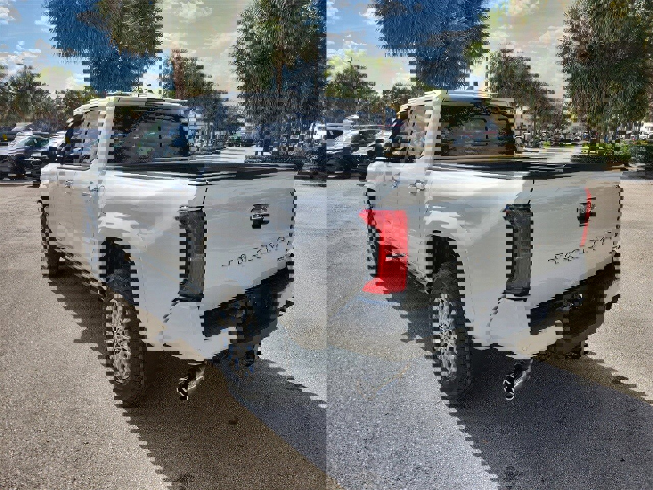 Used 2025 Toyota Tacoma Limited image 4