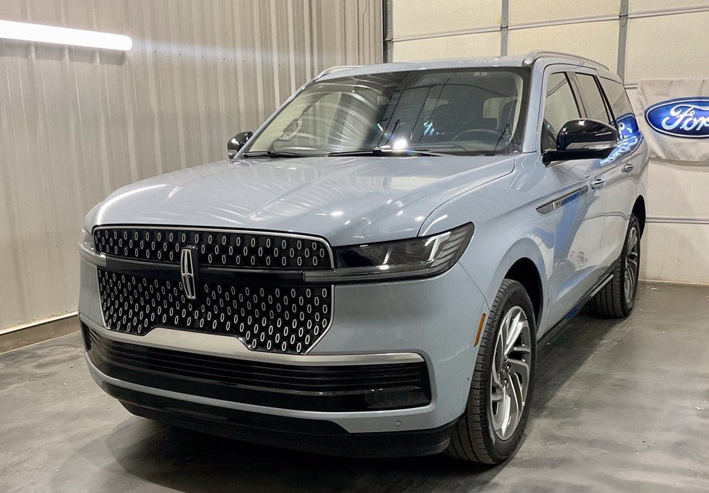 Used 2025 Lincoln Navigator Reserve AWD/4WD image 3