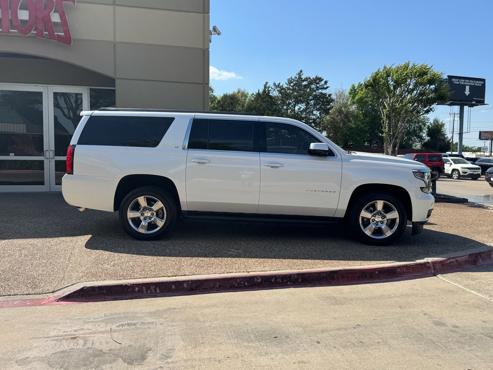 Used 2018 Chevrolet Suburban LT image 7
