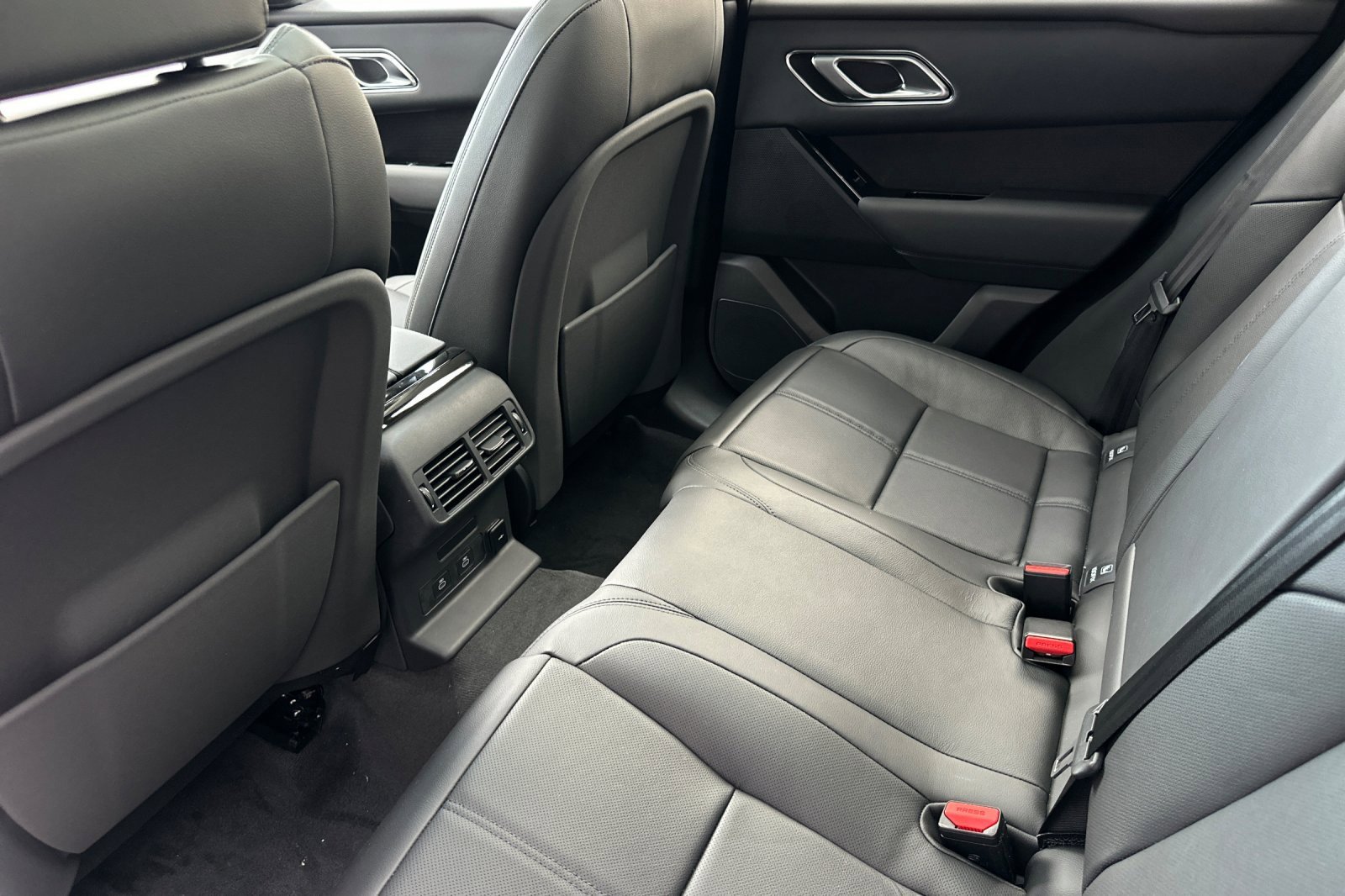 New 2026 Land Rover Range Rover Velar Dynamic SE image 12