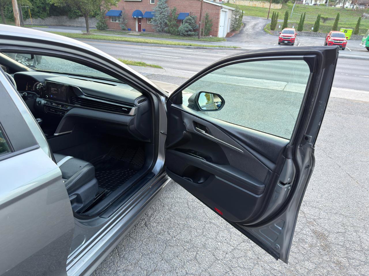 Used 2025 Toyota Camry SE w/ Convenience Package FWD image 15