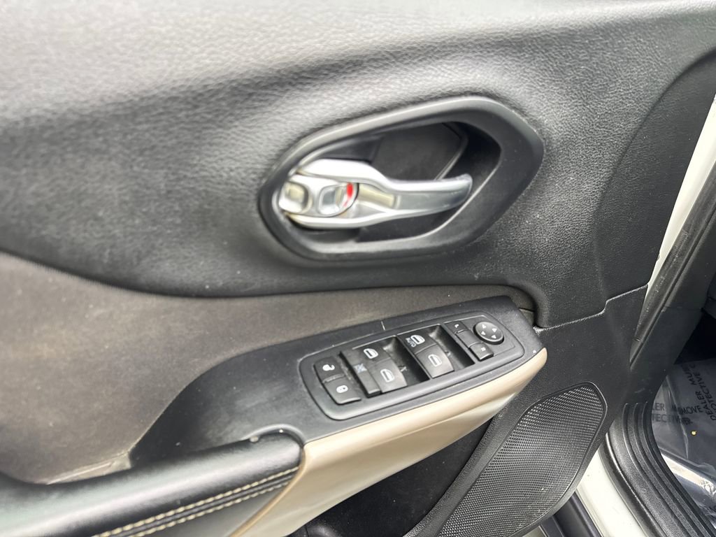 Used 2017 Jeep Cherokee Sport image 32