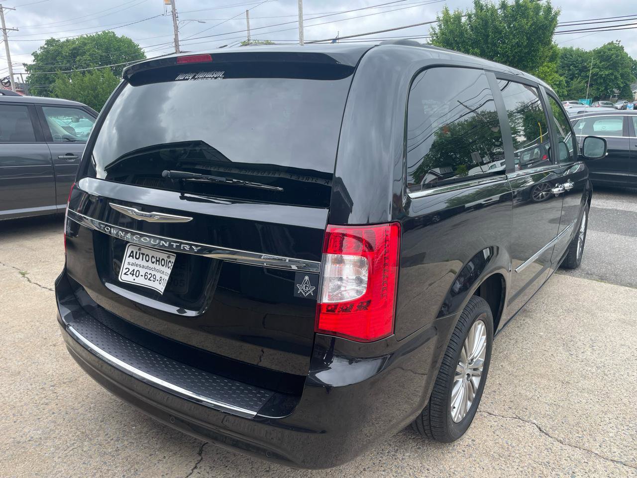 Used 2013 Chrysler Town & Country Touring-L w/ Entertainment Group #2 FWD image 13