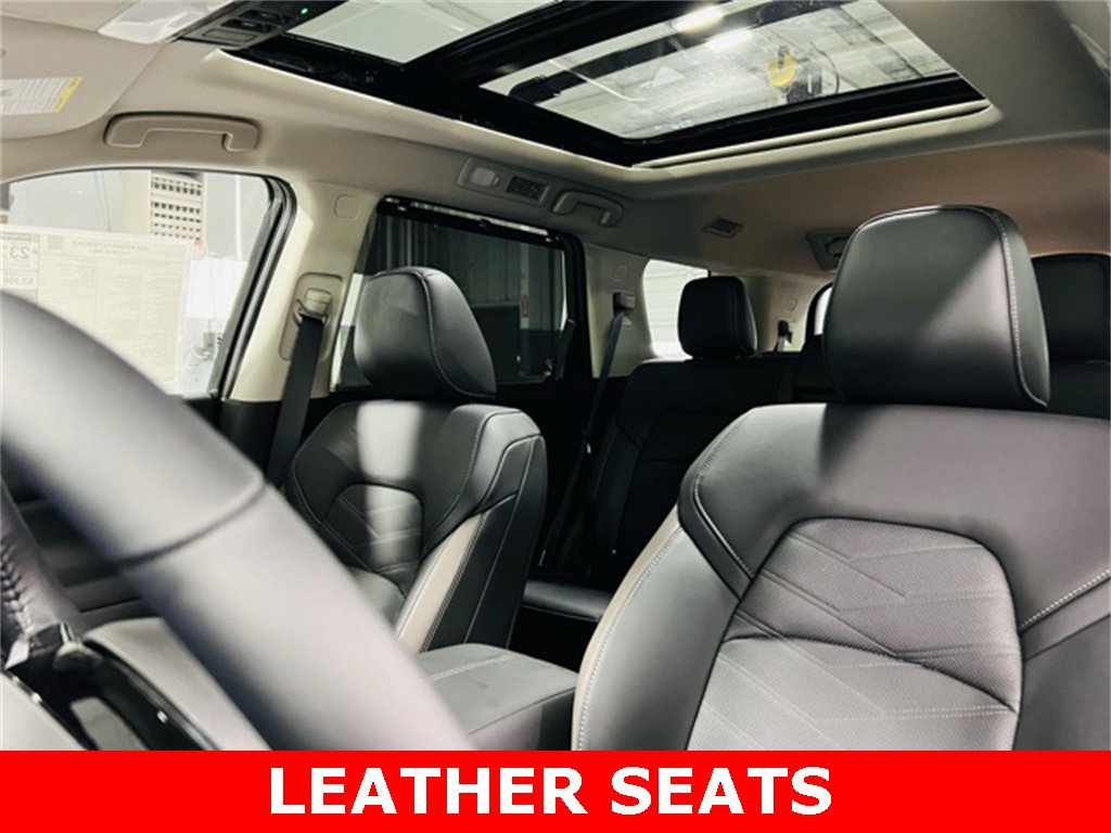 New 2025 Nissan Pathfinder Platinum image 3