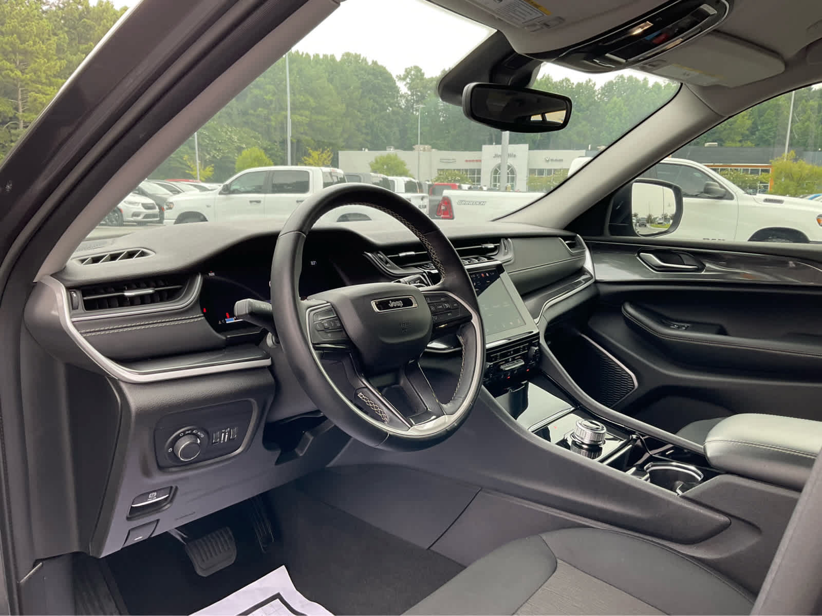 Used 2022 Jeep Grand Cherokee Laredo w/ Luxury Tech Group I RWD image 15