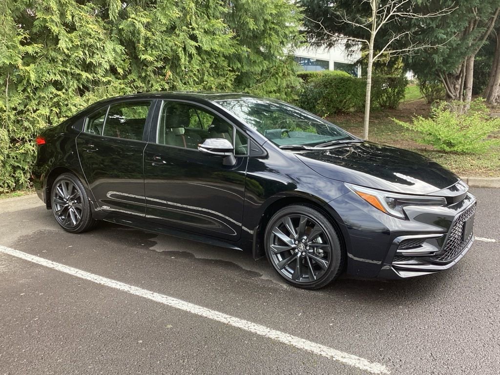 Used 2025 Toyota Corolla SE w/ SE Premium Package image 9