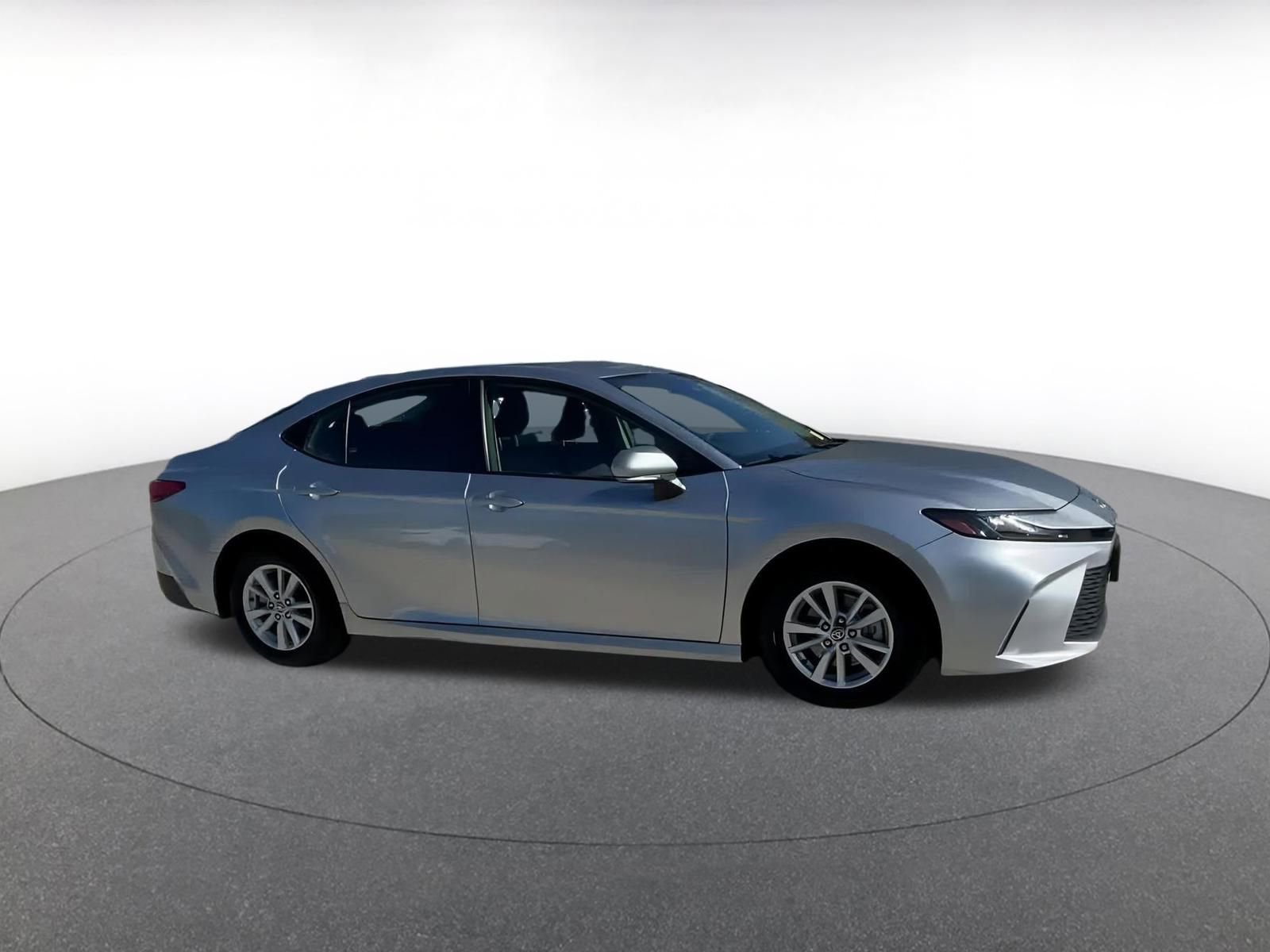 Used 2025 Toyota Camry LE image 2