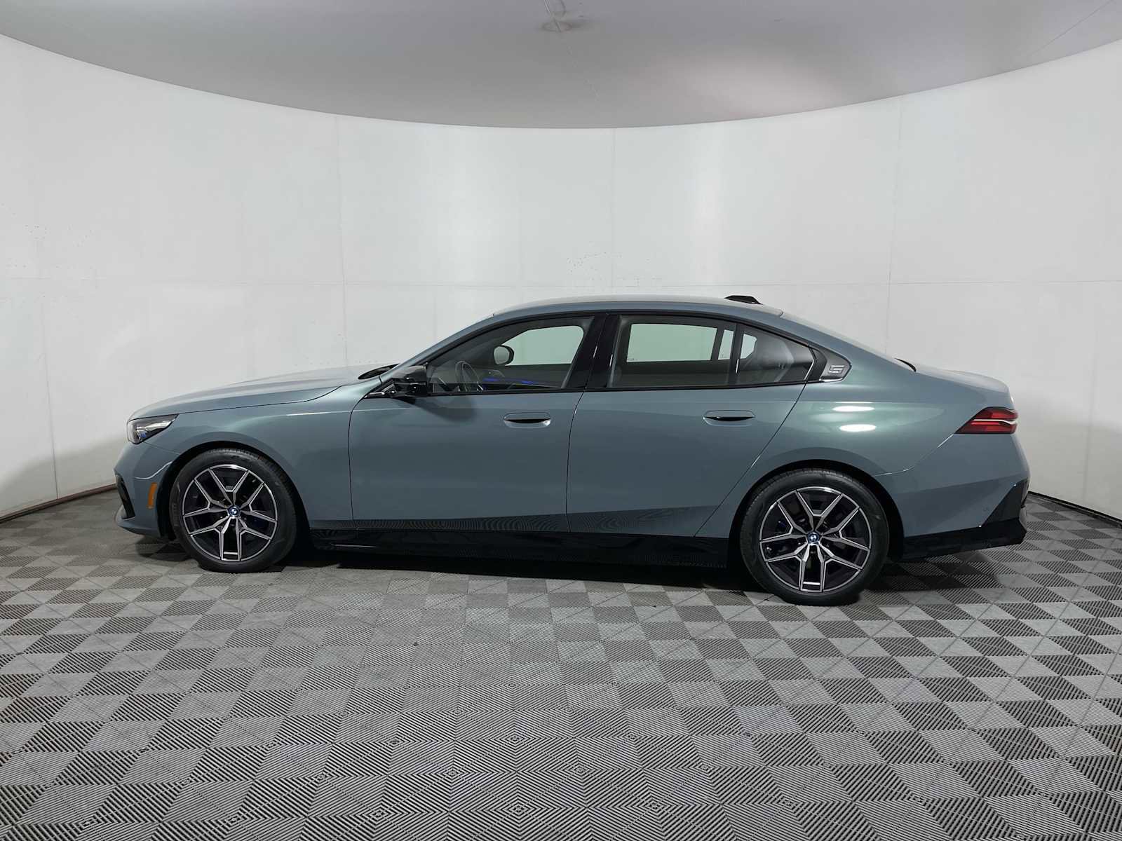 Used 2024 BMW i5 M60 w/ Premium Package image 4